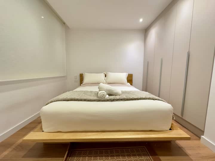 Odmorite se u minimalističkoj i potpuno opremljenoj sobi s krevetom poput onog u hotelu, toplom rasvjetom i atmosferom koja vas poziva na opuštanje. Savršeno za mirne noći i buđenje svako jutro u potpunoj udobnosti.