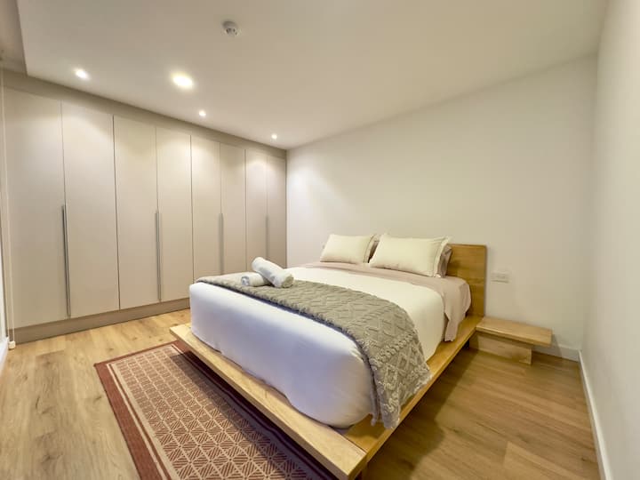 Odmorite se u minimalističkoj i potpuno opremljenoj sobi s krevetom poput onog u hotelu, toplom rasvjetom i atmosferom koja vas poziva na opuštanje. Savršeno za mirne noći i buđenje svako jutro u potpunoj udobnosti. Glavna spavaća soba.