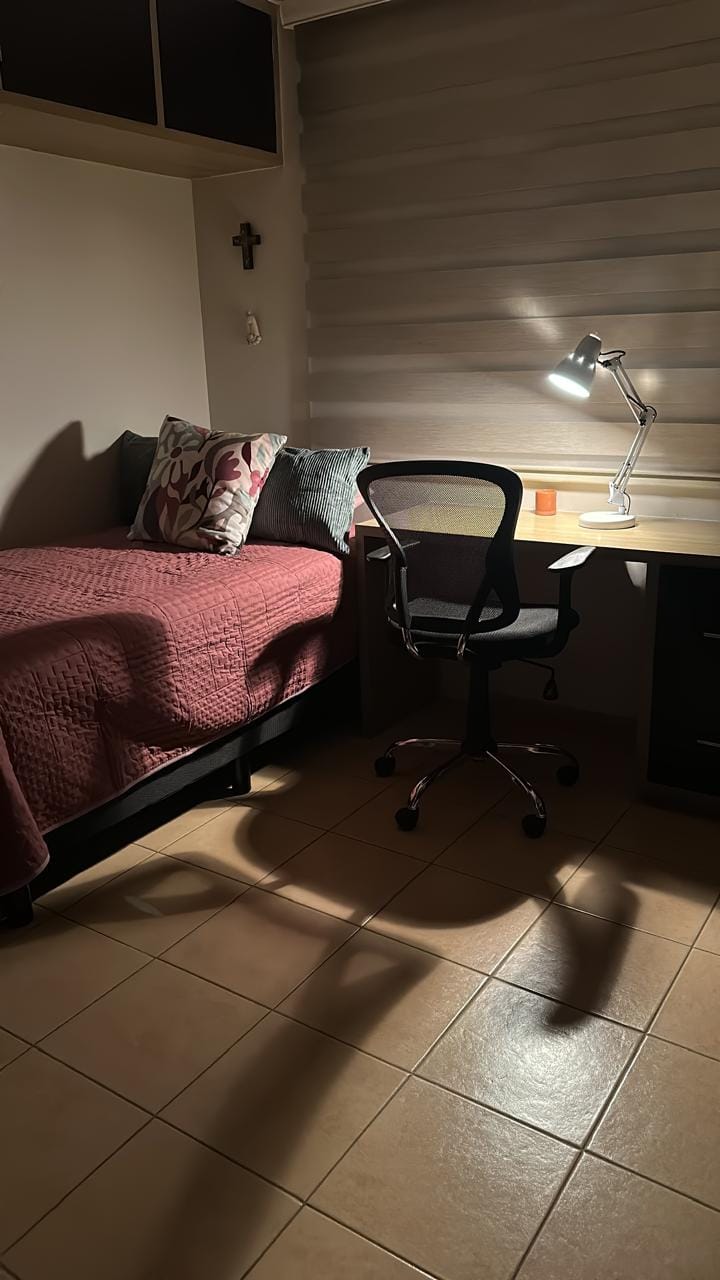 Dhoma e tretë e gjumit me një krevat tek, TV/me Netflix, ambient pune, dollap dhe grila.