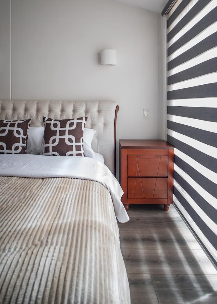 Ელეგანტური დიზაინი და მაღალი ხარისხის დეტალები. Გამაგრებული თავსაფარი, ბუნებრივი სინათლე და უშუქობა, რომ ღრმად დაისვენოთ თანამედროვე და მშვიდ გარემოში.