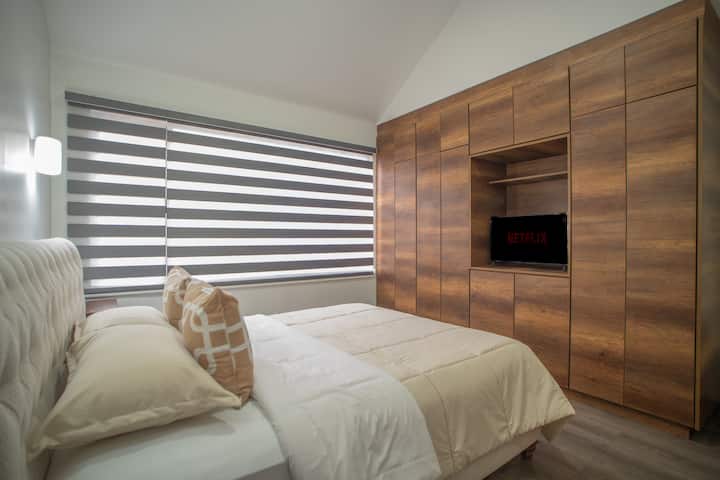 Მყუდრო ოთახი ორადგილიანი საწოლით, უშუქობით, ჩაშენებული ხის ავეჯით და ეკრანით Netflix-ით. Იდეალური საცხოვრებელი, რომ დაისვენოთ და თავი ისე იგრძნოთ, როგორც საკუთარ სახლში.