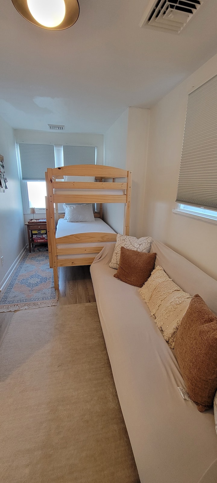 Две двуетажни легла и класически настолни игри/пъзели, за да се забавлявате.