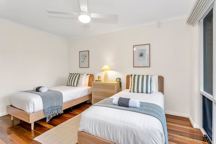 Inafaa kwa watoto au marafiki, chumba cha kulala cha tatu cha ghorofa ya chini kina vitanda viwili vya mtu mmoja, madirisha makubwa, feni ya dari na kipasha joto kinachobebeka kwa ajili ya starehe inayoweza kubadilika.