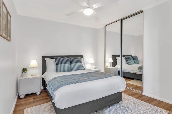 Pia kwenye ghorofa ya juu, chumba cha kulala cha pili kina kitanda chenye starehe cha watu wawili, kabati la nguo lenye vioo, mfumo wa kupasha joto na baridi ya mfumo wa kugawanya na feni ya dari inayofaa kwa ajili ya kulala kwa utulivu usiku.