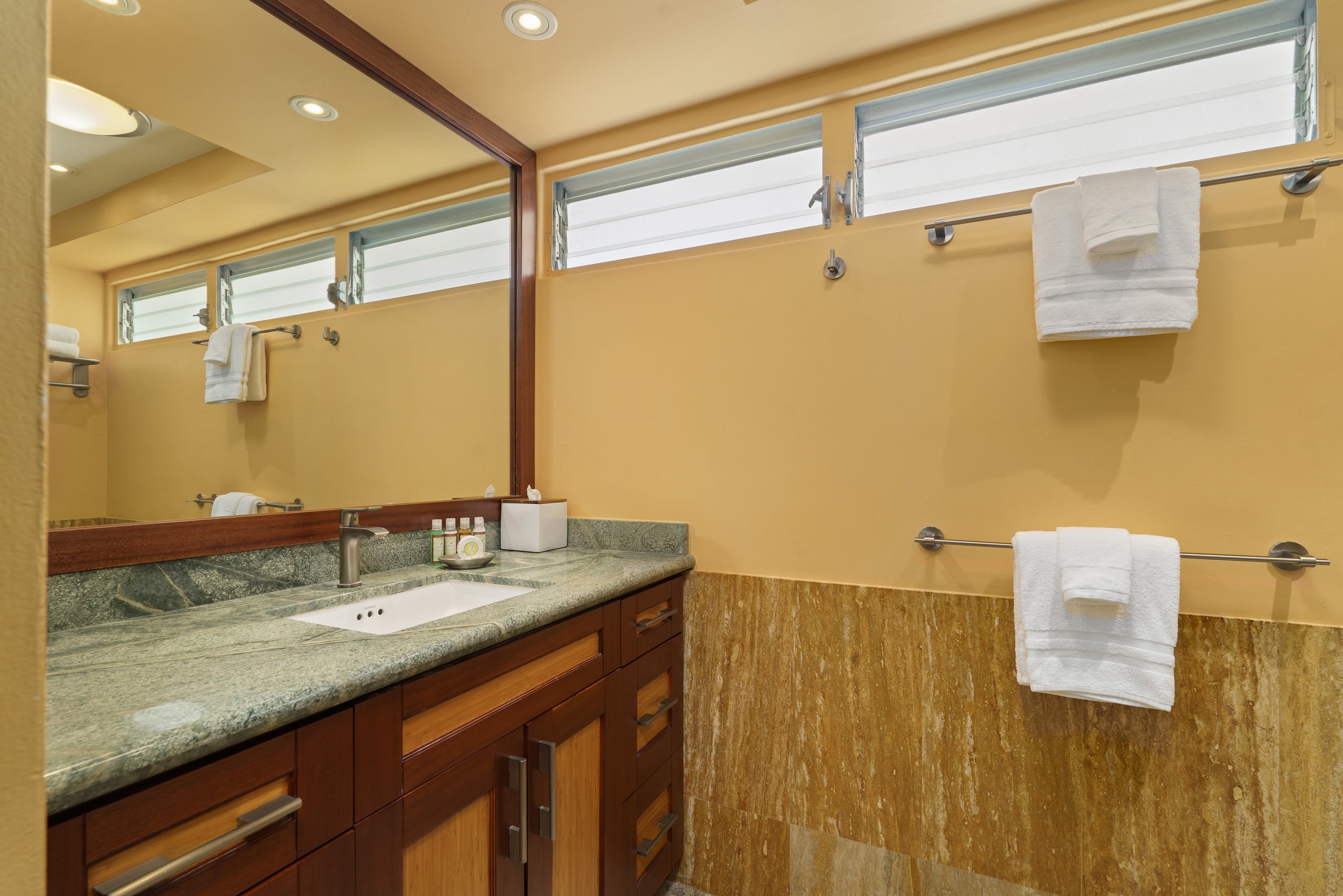 Condo in Honolulu · ★4.91 · 2 bedrooms · 4 beds · 2 private baths - Image 27