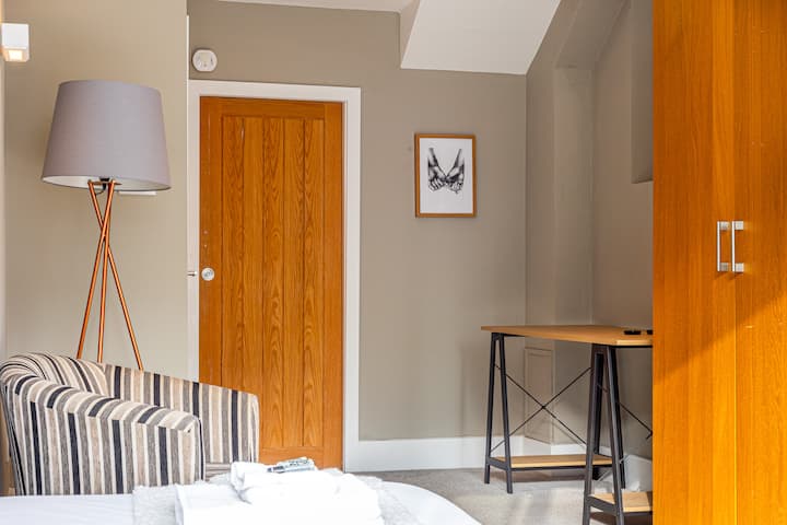 Udobna dvokrevetna spavaća soba s dovoljno prostora za odlaganje, tuš-kabinom i svježom posteljinom hotelske kvalitete