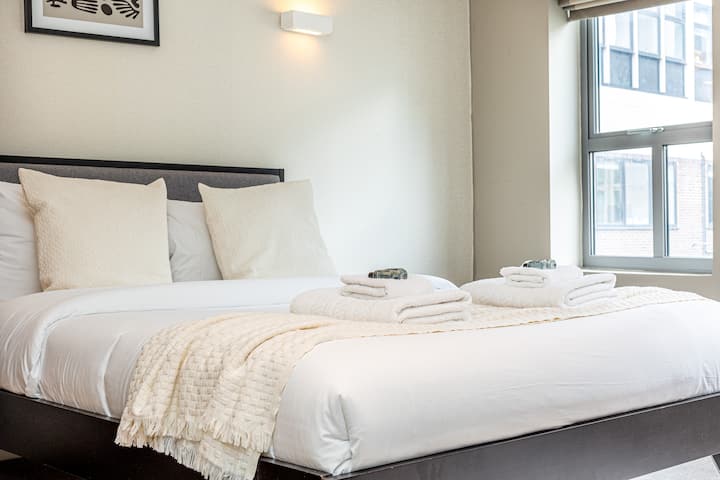 Dvokrevetna soba odgovarajuće veličine s prostorom za odlaganje stvari, kupaonicom i mirnom atmosferom za miran san.