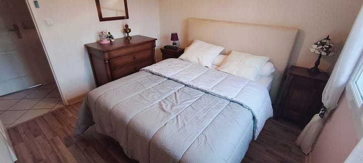 ห้องนอนพร้อมเตียงควีนไซส์ 1 หลัง