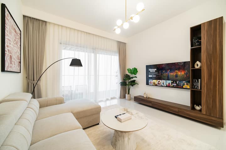 Sala de estar luminosa con ventanas de suelo a techo y acceso al balcón