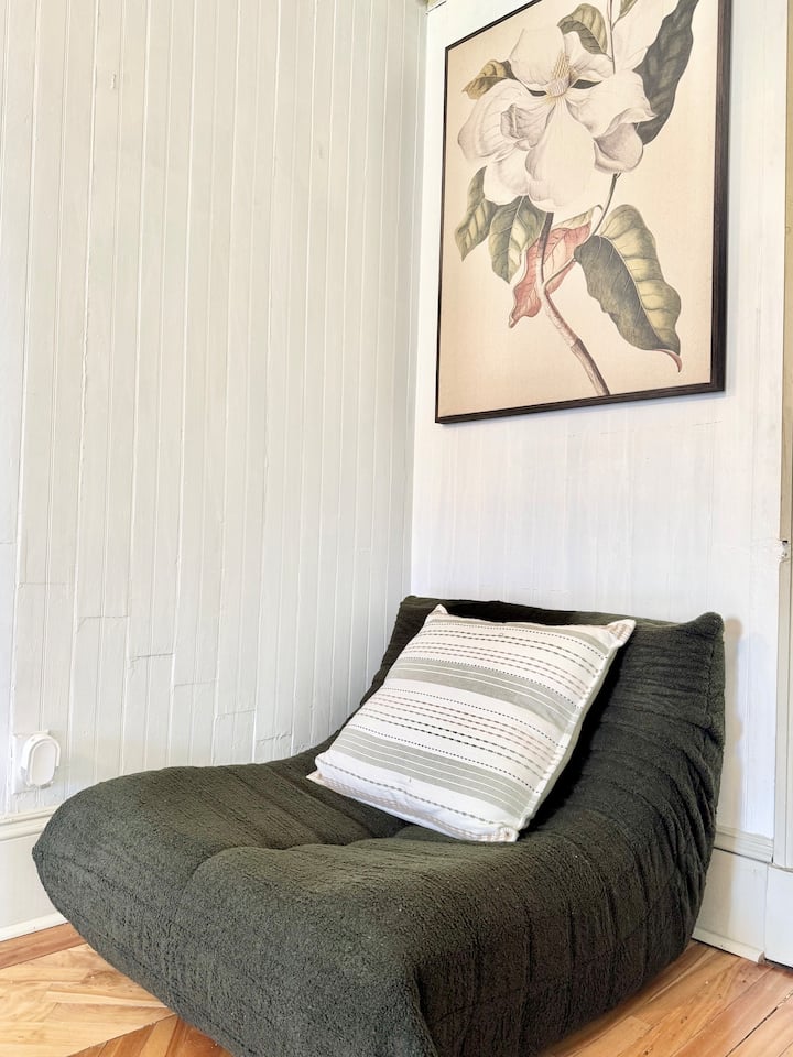 เพลิดเพลินกับที่พักแสนสะดวกสบายแห่งนี้เพื่อพักผ่อนด้วยการตกแต่งที่มีศิลปะ