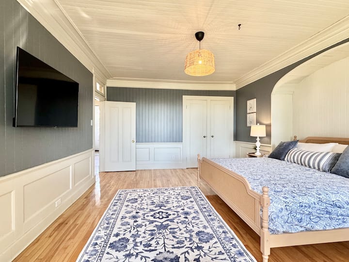 การตกแต่งห้องหรูหรา เตียงนอนสบาย และแสงธรรมชาติสร้างความสงบให้กับการพักผ่อน