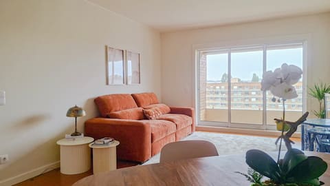 Top Airbnb: Sea & City Escape • 900m Beach • 100m Metro Porto in Matosinhos