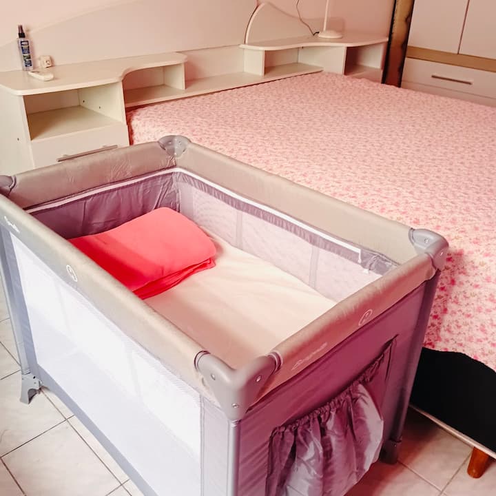 سرير أطفال محمول للأطفال حتى عمر عامين متاح مجانًا 