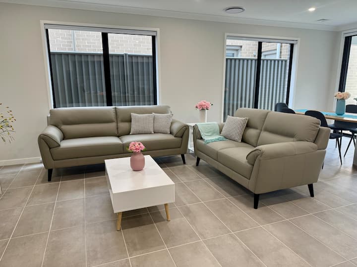 Oran Park Modern New 4br Home - Campbelltown