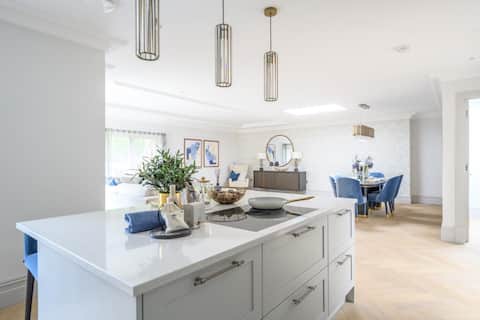 Top performing Airbnb: 3 Bdr Penthouse| Terrace & Parking By Tempstay in Berkshire