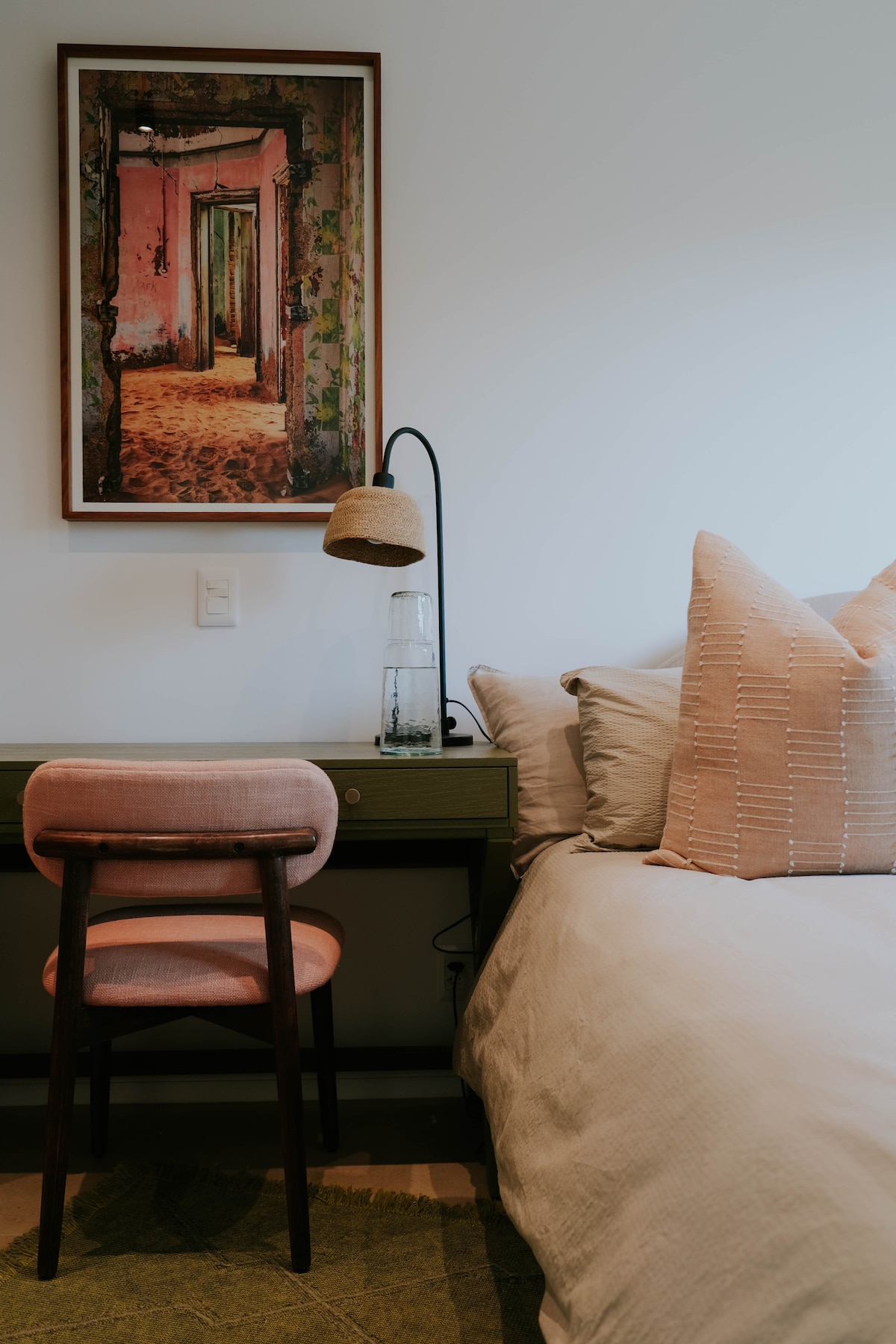 Dormitorio con cama «queen» y baño 