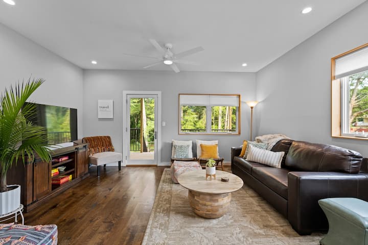 Простор во дневната соба со кауч на спуштање со брачен кревет (широк 150-179 см) и паметен телевизор. 