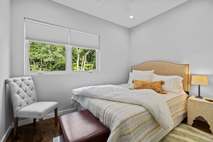 Удобна втора спална соба со брачен кревет (широк 150-179 см), паметен телевизор, тавански вентилатор, плакар, ноќни шкафчиња, приклучок за полнење, машина за бела бучава и удобен отоман за складирање. 