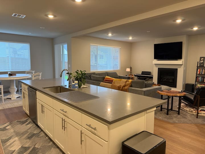 Bedroom In Fully Furnished Home - Wilsonville, OR