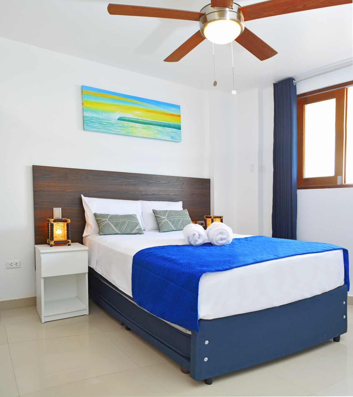 קומה ראשונה. מיטה זוגית, טלוויזיה, מאוורר תקרה. מתחת למיטה הזוגית יש מיטה נוספת בגודל 1.5 מ"ר.