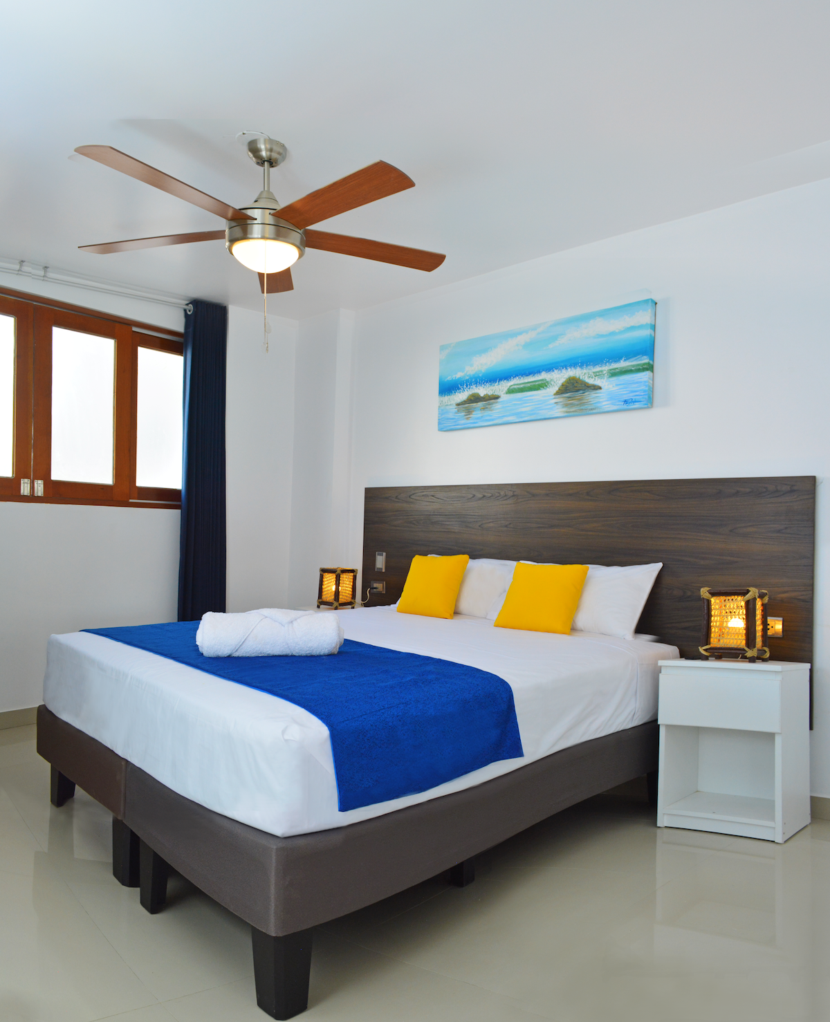 קומה ראשונה. מיטת קווין סייז, טלוויזיה, מאוורר תקרה