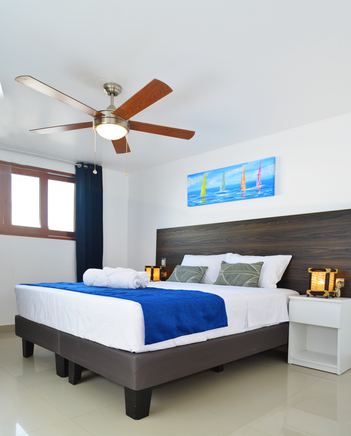 קומה ראשונה. מיטת קווין סייז, טלוויזיה, מאוורר תקרה