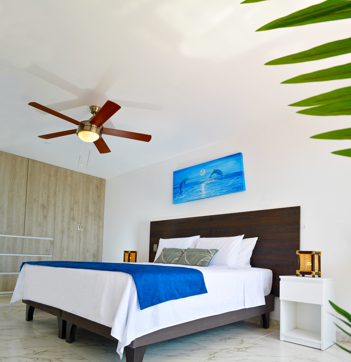 קומה 2. מיטת קינג סייז, חדר רחצה פרטי, טלוויזיה, שולחן עבודה, מרפסת עם ריהוט ונוף לים