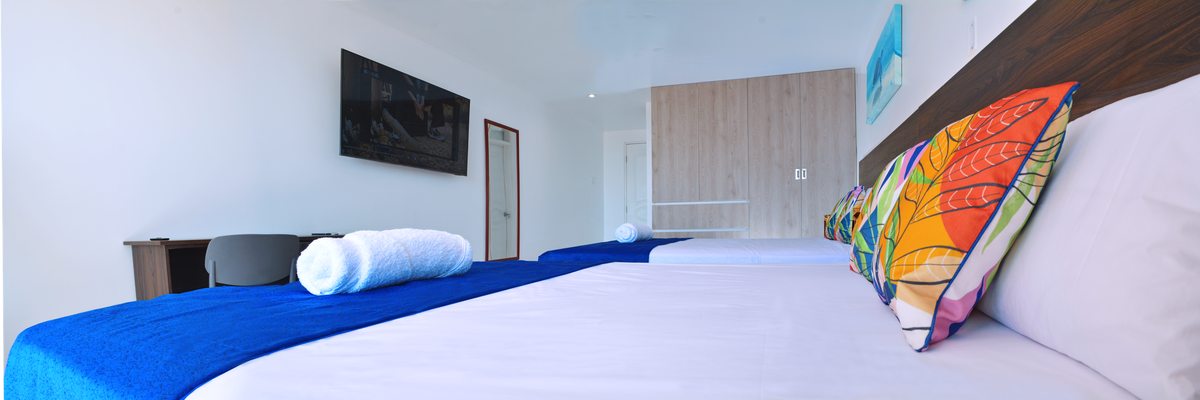 קומה 2. שתי מיטות קווין סייז, חדר רחצה, טלוויזיה, שולחן עבודה, מרפסת ונוף לים