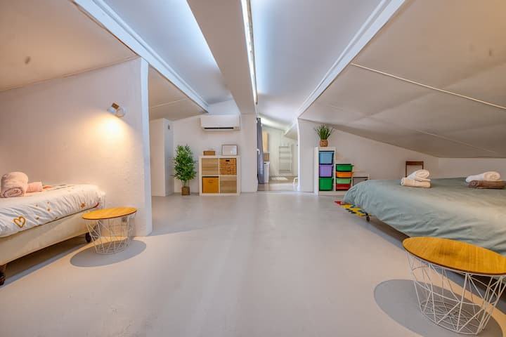 غرفة نوم كبيرة في الطابق العلوي، نمط مسكن مثالي للأطفال.