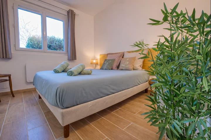 غرفة نوم في الطابق السفلي بسرير مزدوج وحمام خاص. 