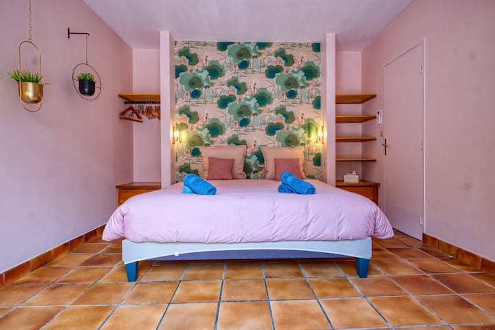 غرفة نوم كبيرة بسرير بحجم كينج وجميع أماكن التخزين اللازمة.