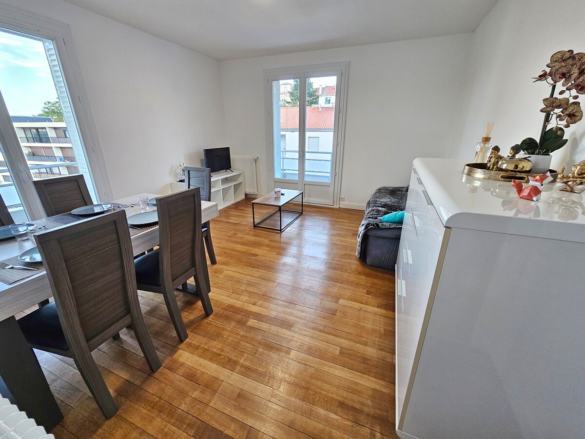 סלון נעים עם סלון אחד ואחד לאכול בו ארוחות