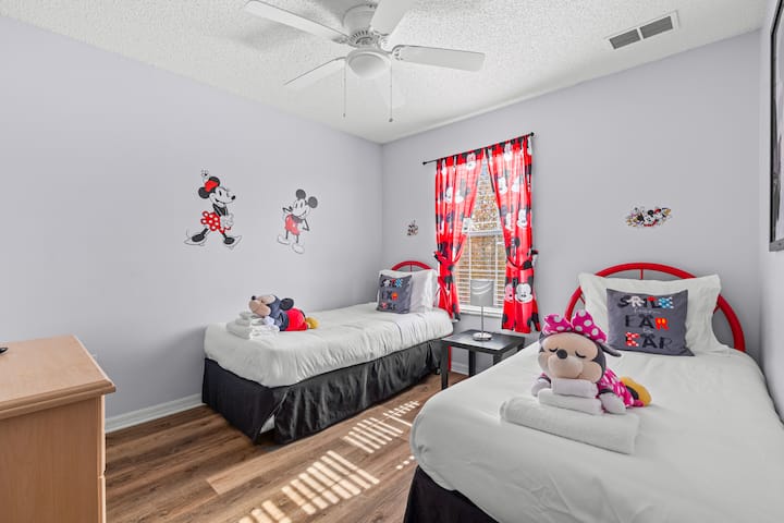 Spavaća soba 3 | 2 kreveta za jednu osobu | Tema Mickey i Minnie Mouse | Crvene zavjese | Disneyjevi zidni ukrasi | Plišani Mickey | Dječja spavaća soba iz snova u blizini Disney Worlda, Kissimmee, FL! ✨