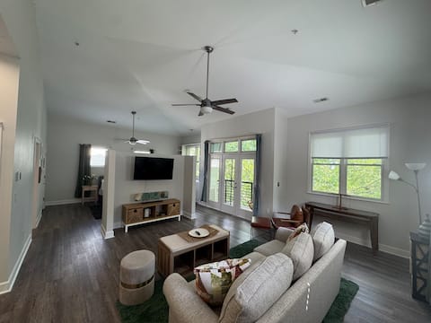 Top Airbnb: Treetop Loft Studio β Walk to Uptown Hotspots in First Ward