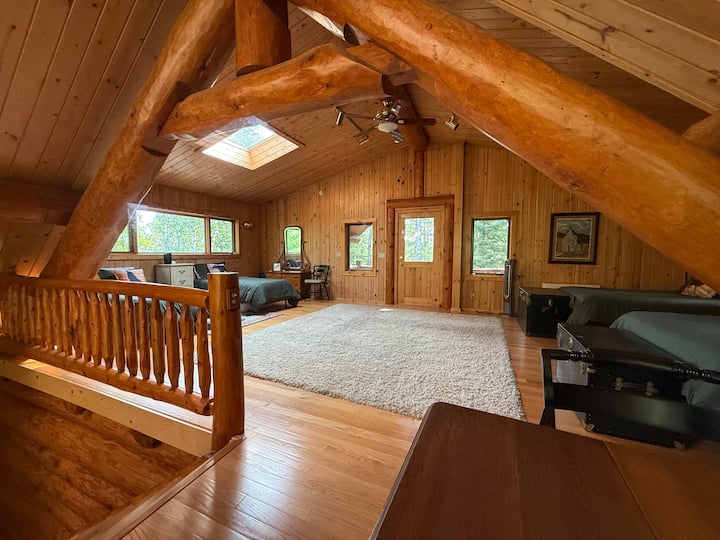 Gran loft con grandes ventanales y tragaluces que ofrecen unas vistas fantásticas. 
El loft tiene cuatro camas más una mesa que puede servir como un espacio de trabajo designado, mesa de rompecabezas o juegos, área de manualidades, o más.