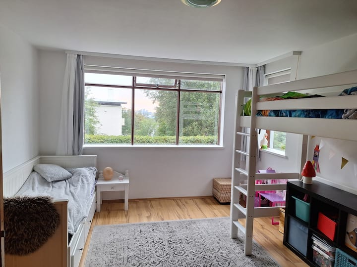 1 cama alta y 1 sofá cama Ikea Hemnes (80X200) que se puede sacar para hacer una cama doble.