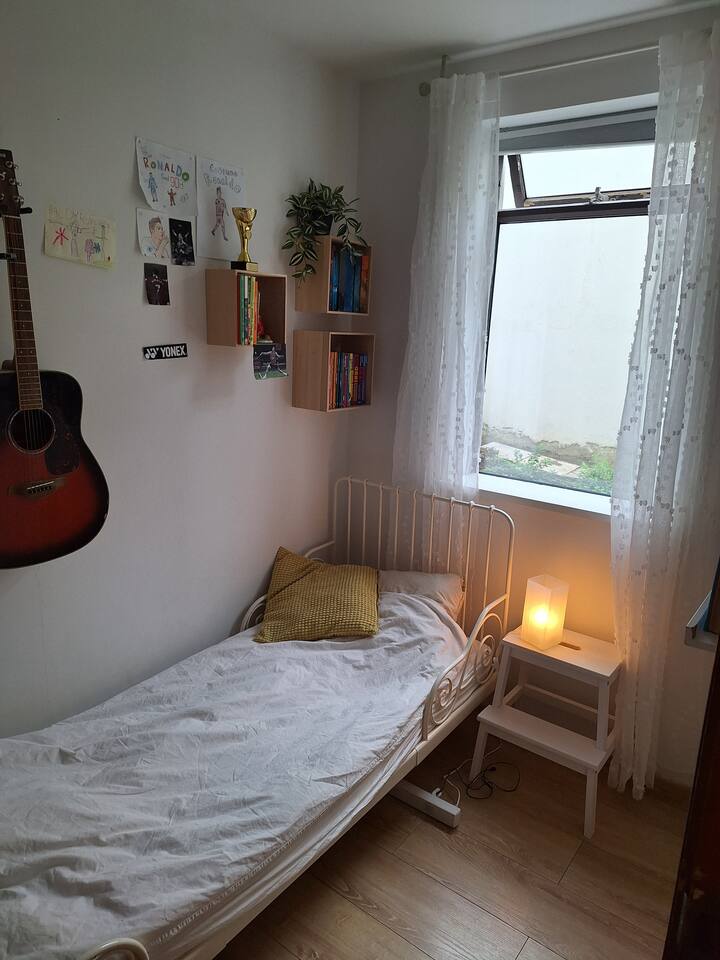 Dormitorio pequeño con una cama individual (80x200 cm).