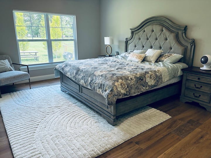 Chumba kikuu cha kulala kwenye ghorofa ya chini, godoro la Tempur Pedic lililogawanyika lenye rimoti. Bafu kuu la kujitegemea lililoambatishwa lenye kabati la matembezi. 

Vivuli vya mbali vilivyodhibitiwa mbali 