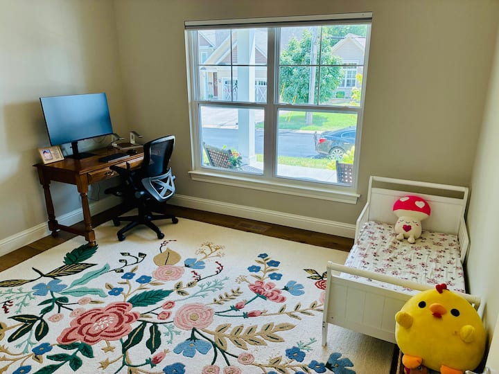 Chumba cha mtoto au sehemu ya kazi ya kujitegemea!

Blinds za kuzima umeme zinazodhibitiwa kwa mbali 