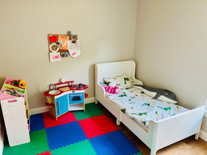 Godoro pacha, litabadilika kuwa fremu ya kitanda cha watu wazima baada ya ombi.

Blinds za kuzima umeme zinazodhibitiwa kwa mbali 