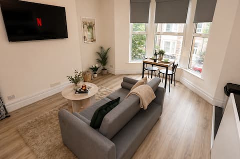 Popular Airbnb listing: The Central Loft| Free Parking, Contractor&Holiday in Roath
