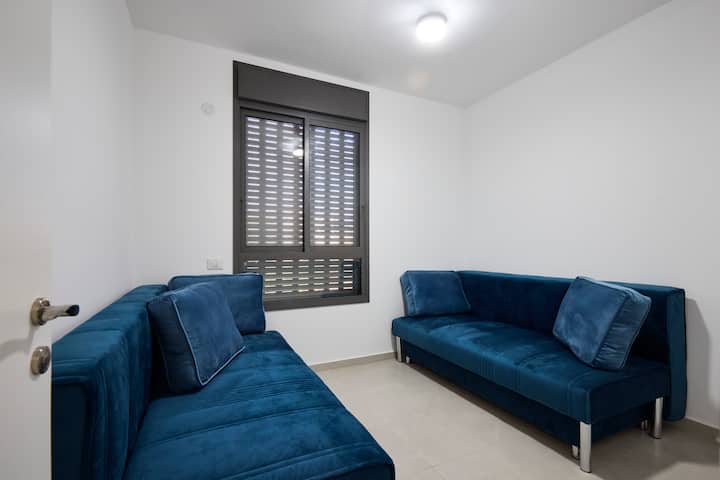 Втората соба 3 нуди два кауча на спуштање, од кои секој има удобен кревет.
Собата е погодна и за тинејџери или пријатели, така што може да уживате во најголемата флексибилност во композицијата за сместување.
Собата е погодна за спиење до три лица, со два кауча на спуштање, од кои едниот е особено простран и наменет за пар.