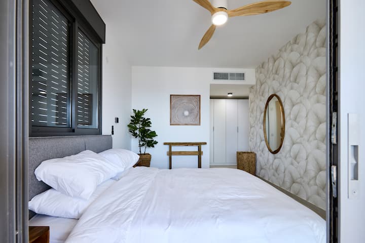 ️ Апартманот за родителство - луксуз, приватност и удобност на највисоко ниво 
Добре дојдовте во главната спална соба во станот – приватен и пријатен простор дизајниран за да се чувствувате како луксузен хотел.
Пред креветот ќе уживате во паметен телевизор со услуги за Cellcom TV.
Врвна приватност - во сопствена соба со штанд за туширање со тоалет.
