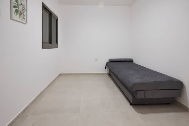 Просторно и соодветно за секаква потреба
Во собата ќе најдете кревет со тркалца во кој може да се сместат две лица.
Дали сакате да додадете друго место за спиење?
️ Може да побарате душек на надувување однапред (тогаш може да престојувате 10 лица во станот), па дури и со продолжен ансамбл може да спиете заедно без да ја загрозите удобноста.

