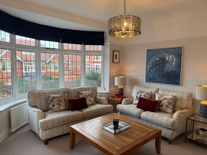 "Luxury House, Sleeps 6, Swimming Pool & Hot Tub" - Blackpool