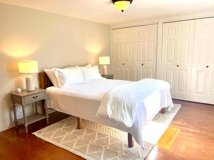 Imajte na umu da svaki noćni ormarić ima produžni kabel s više utičnica i USB priključaka kako bi se elektronički uređaji mogli puniti preko noći.