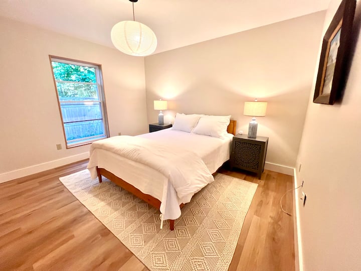 Imajte na umu da svaki noćni ormarić ima produžni kabel s više utičnica i USB priključaka kako bi se elektronički uređaji mogli puniti preko noći.