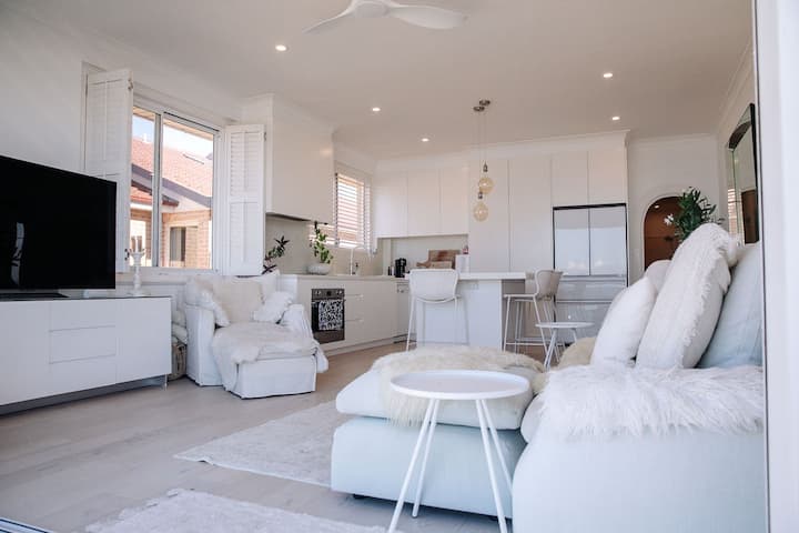 Narrabeen Beachfront Stylish And Homely - Collaroy
