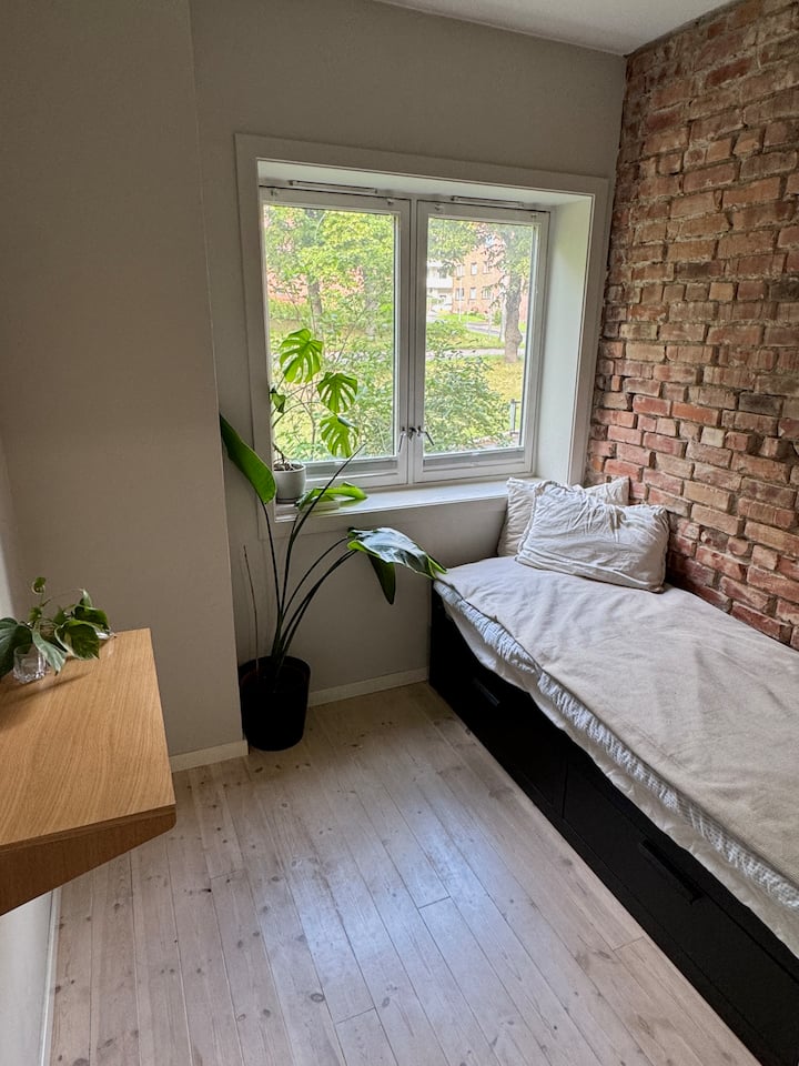 Kitanda cha wageni ambacho kinaweza kubadilishwa kuwa kitanda cha watu wawili.