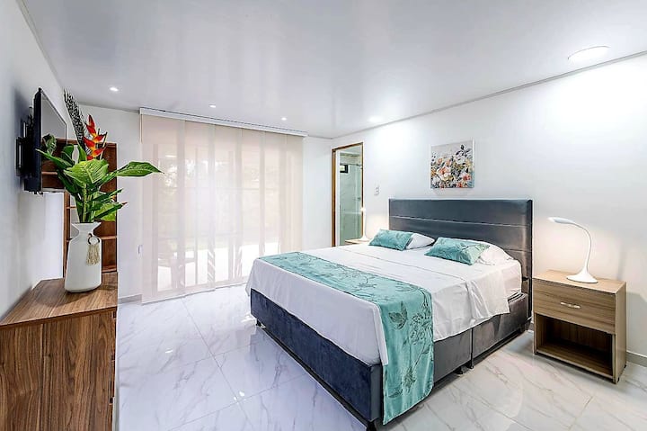  เตียงควีนไซส์ (1.60 ม.) ความจุ: 2 คน ทีวี พื้นที่เก็บเสื้อผ้า ห้องน้ำส่วนตัว เข้าถึงพื้นที่กลางแจ้งได้โดยตรง